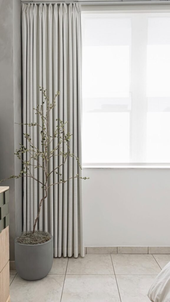 Instalar las cortinas desde el techo harán una gran diferencia. 💫 Comenta SHOP para el Link.